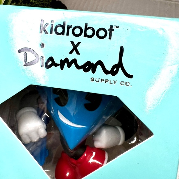 Kidrobot X Diamond Supply Co. 3" - Picture 4 of 4